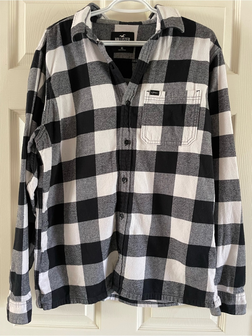 Hollister Men’s XL Black, White & Gray Plaid Flannel Shirt